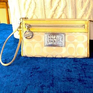 COACH - Coach Poppy Wristlet 🤩🤩🤩